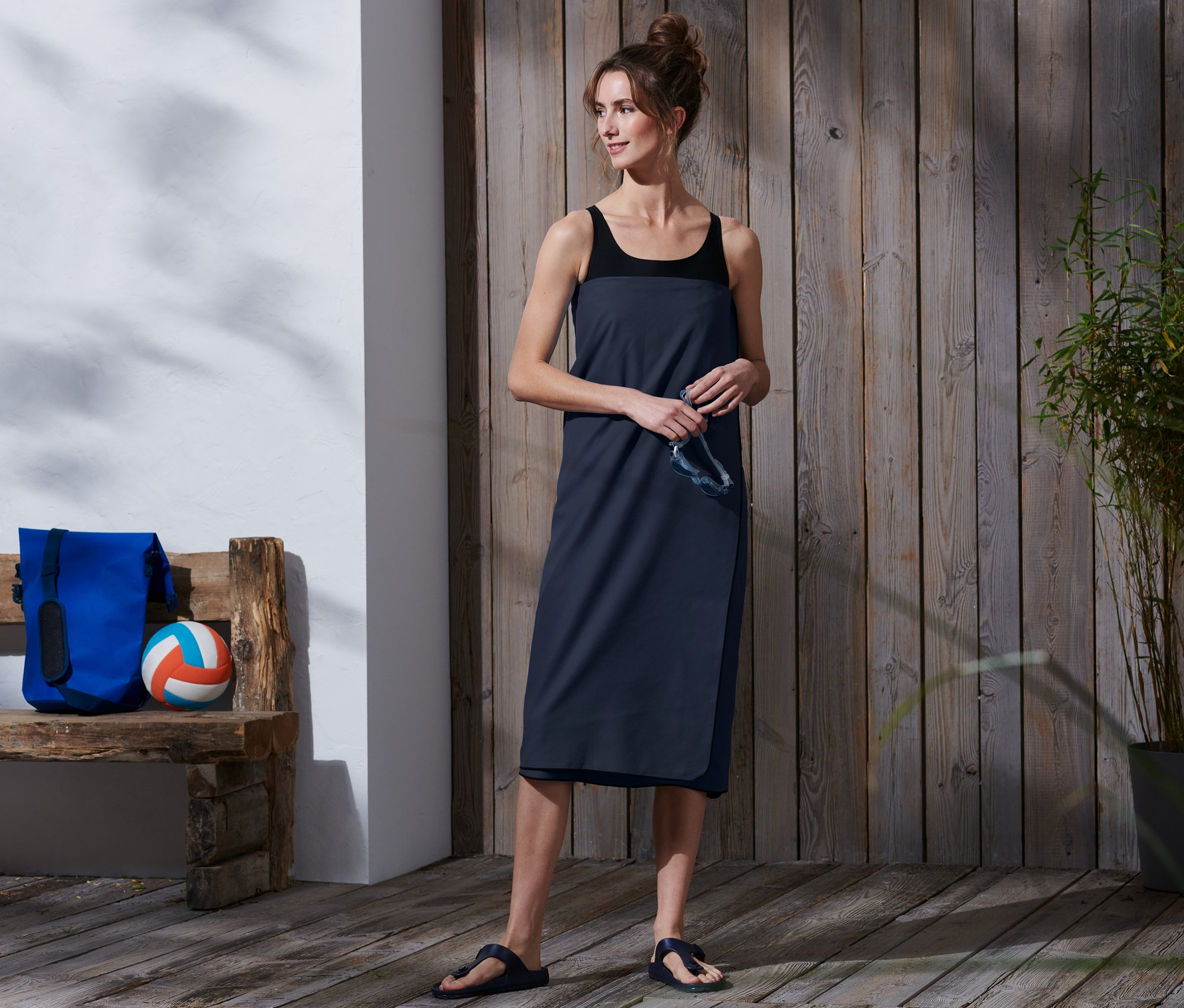 Kadın gözlük tutuyor ve yaklaşık 100 x 180 cm XL Outdoor Banyo Havlusu giyiyor.