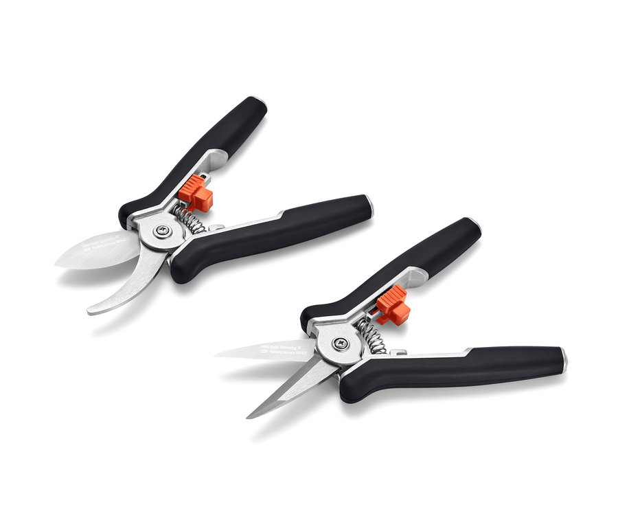 İki adet mini bahçe makası duruyor.