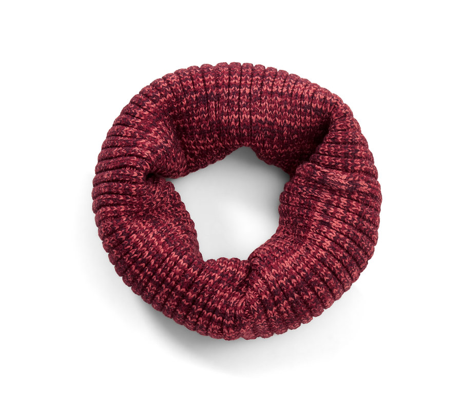 Alacalı kırmızı tonda örgü boyunluk beyaz bir arka plan üzerinde duruyor.