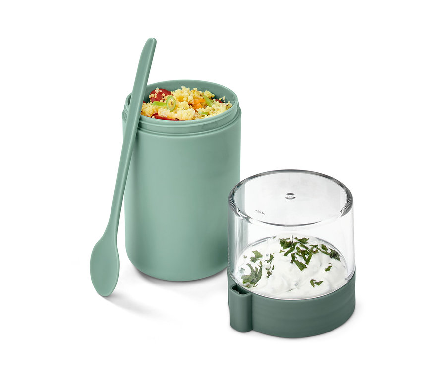 İçindekiler ve kaşık ile birlikte yeşil bir Taşınabilir Yoğurt Kabı.