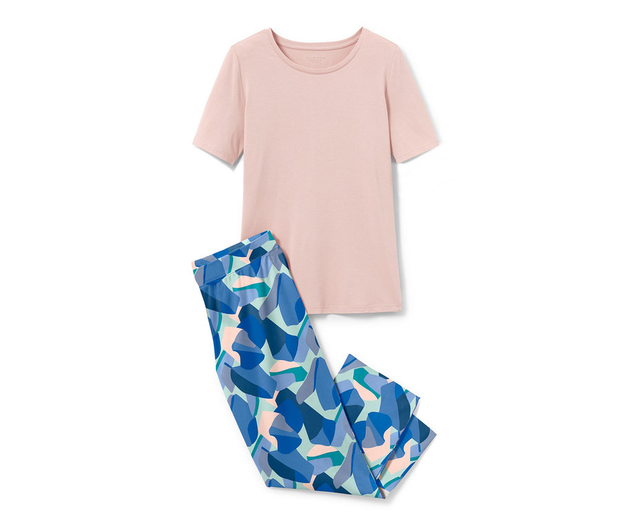 Pembe bir pijama üstü ve mavi desenli bir pijama altı beyaz bir arka plan üzerinde duruyor.