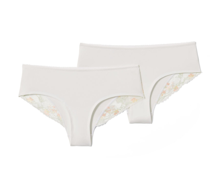 İki adet beyaz hipster külot.