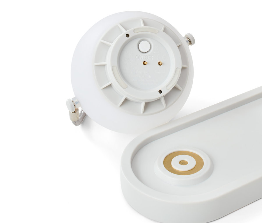 Şarjlı masa lambası setinin yakın çekimi.