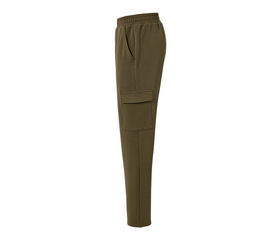 Haki renginde, kargo cepli jogger pantolon.