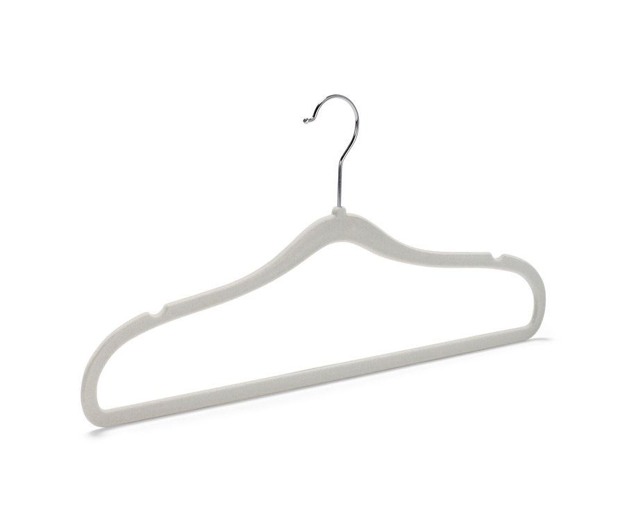 Tek bir ekstra ince kıyafet askısının yakın çekim görüntüsü.