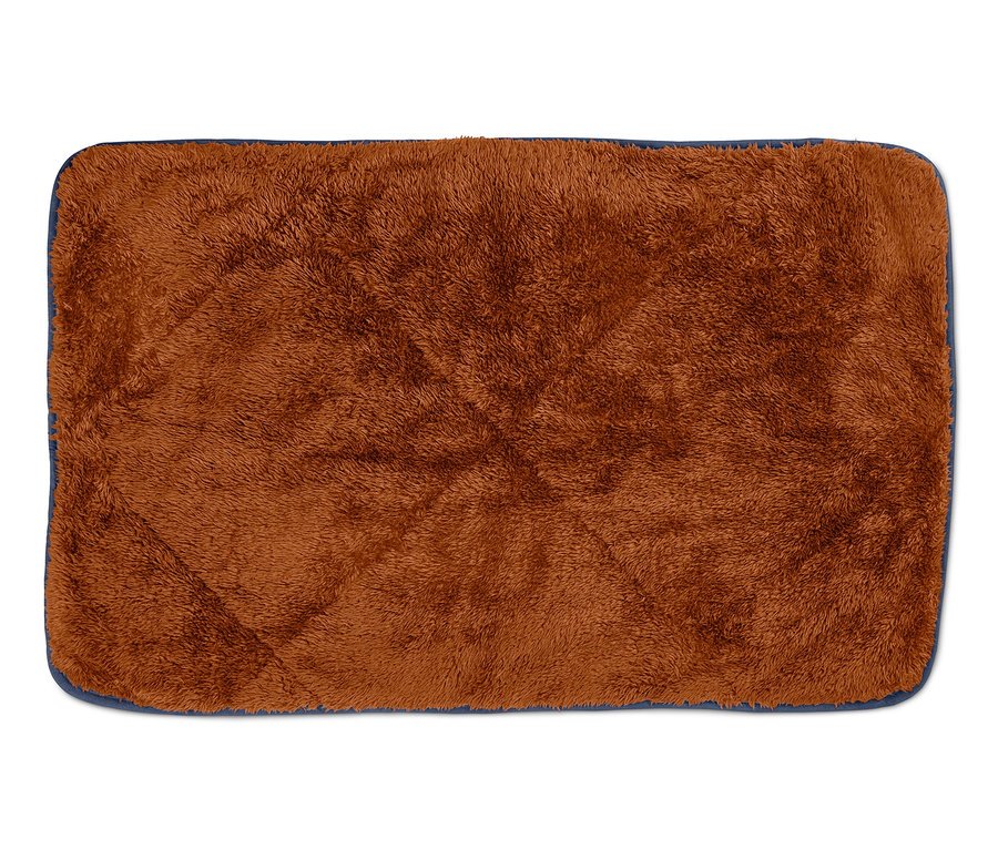 Mavi kenarlı kahverengi köpek battaniyesi.