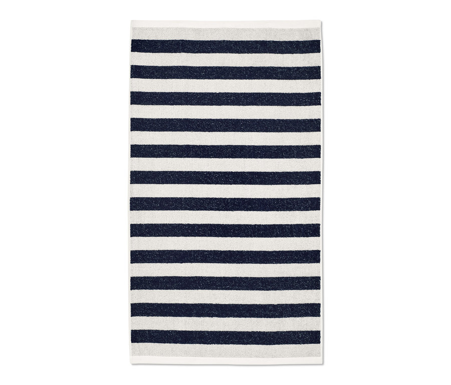 Lacivert-beyaz çizgili banyo havlusu.