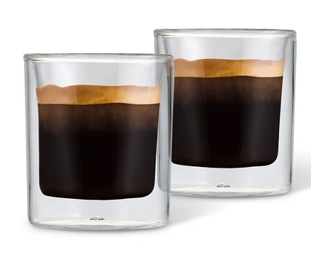 Kahveyle dolu iki Espresso Bardağı.