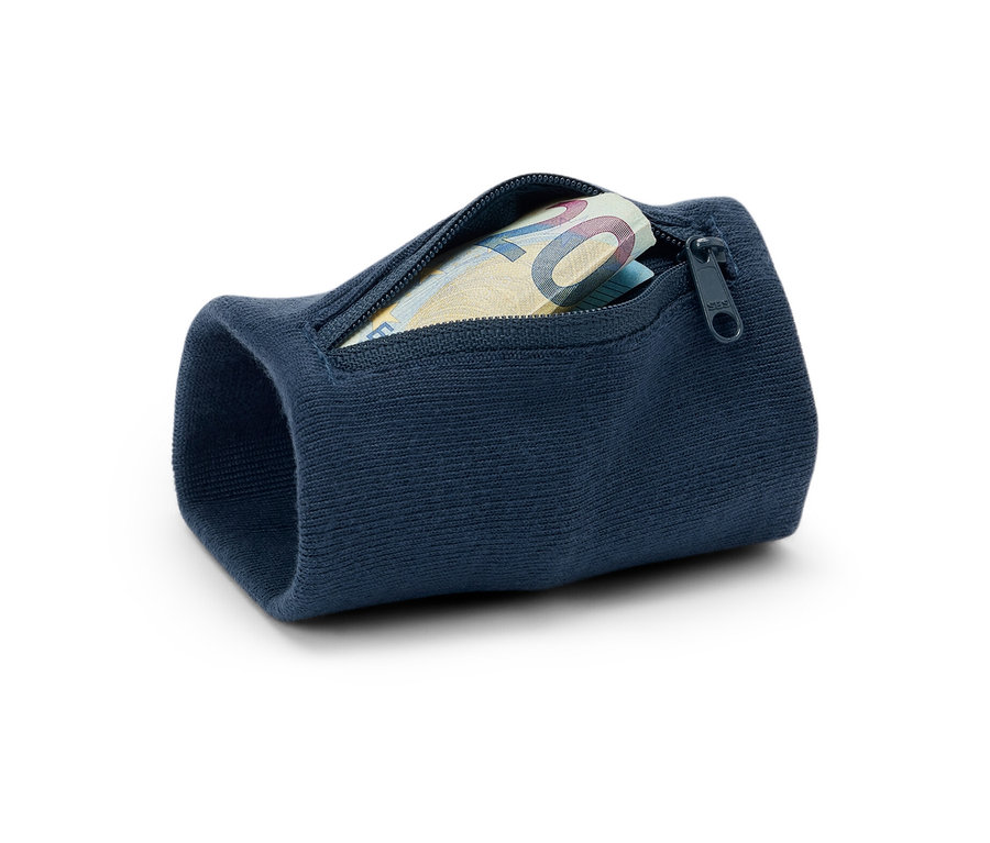 Lacivert renkli, içinde yirmi avroluk banknot bulunan, bileğe takılan güvenli cüzdanın yakın çekim fotoğrafı. Cüzdan beyaz bir arka plan üzerinde duruyor.