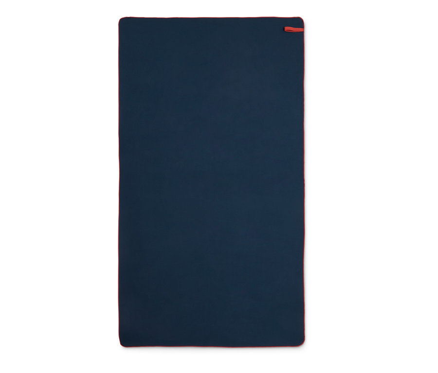 Kırmızı kenarlı, yaklaşık 100 x 180 cm boyutlarında mavi Outdoor Banyo Havlusu.