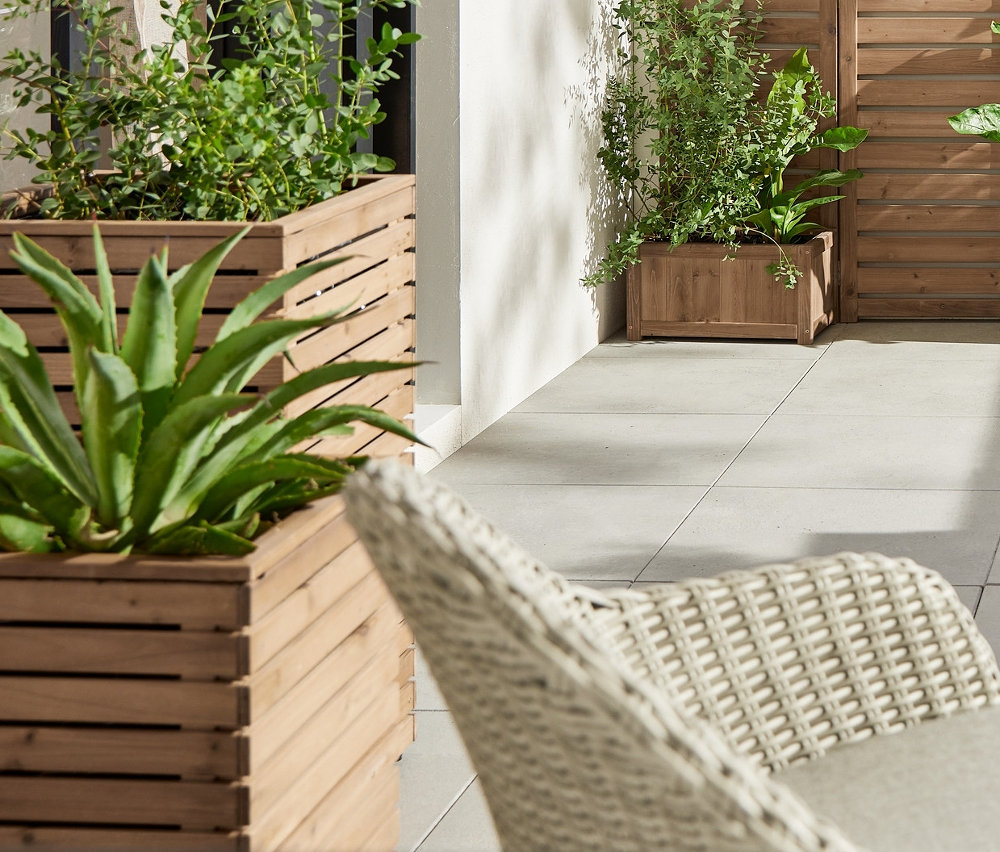 Verandada saksılı paravan »Tinus«, havlu askılı bahçe dolabı, 2 adet sütun saksı »Tinus« ve katlanır raf.