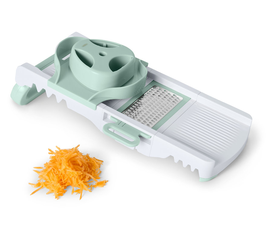 Rendelenmiş havuç yığını ile sebze dilimleyici.