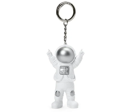 Kolları açık beyaz astronot şeklinde anahtarlık.