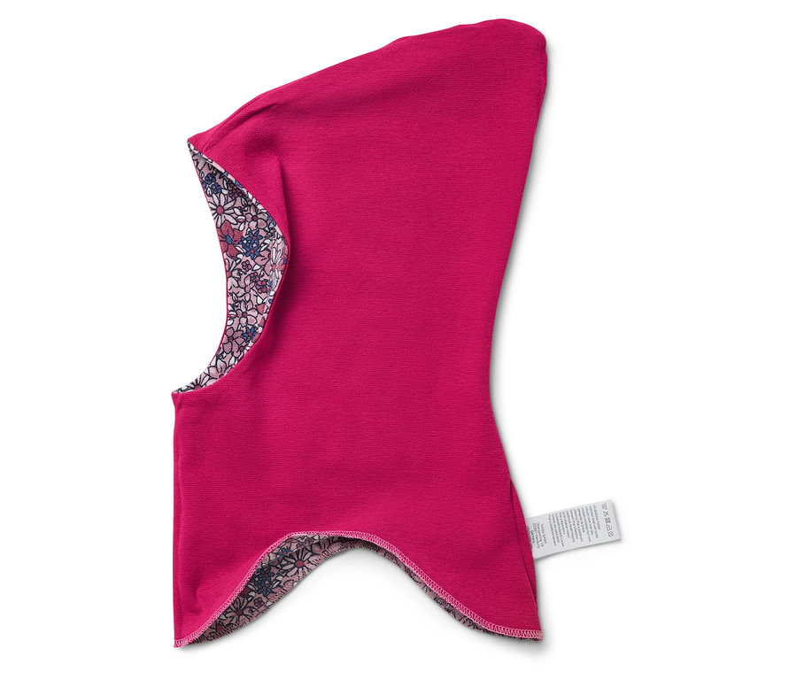 Çiçekli astarlı pembe bir kar maskesi beyaz bir arka plan üzerinde duruyor.