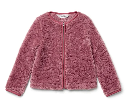 Pembe, tüylü, fermuarlı bir polar ceket beyaz bir zeminde duruyor.