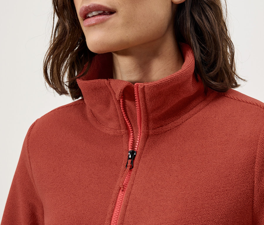 Yakalı ve fermuarlı kadın polar sweatshirt'ünün detayı