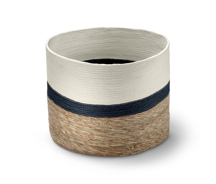 Üstte krem rengi şeritli, ortada koyu mavi şeritli ve altta kahverengi şeritli büyük bir saklama sepetinin yakın çekimi.