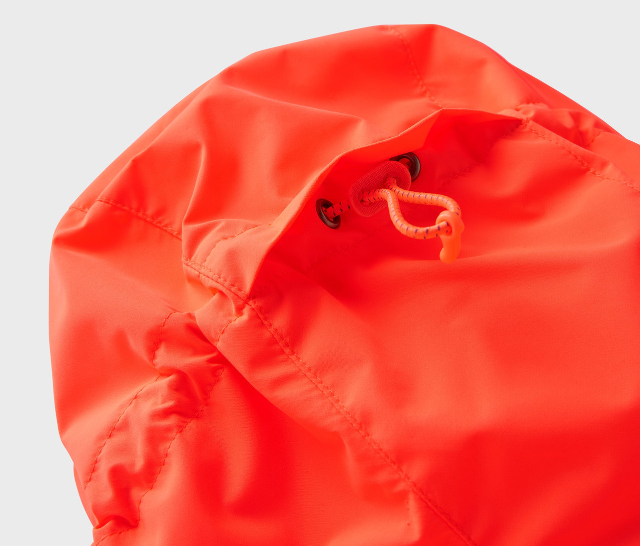 İpli turuncu bir ceketin kapüşonunun yakın çekimi.