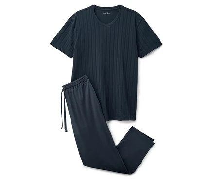 Lacivert tişört ve pantolondan oluşan bir pijama beyaz bir arka plan üzerinde duruyor.