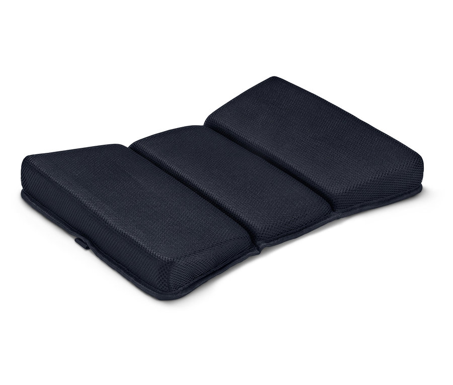 Açık bir arka plan üzerinde üç bağlantılı yastığa sahip lacivert renkli minder.