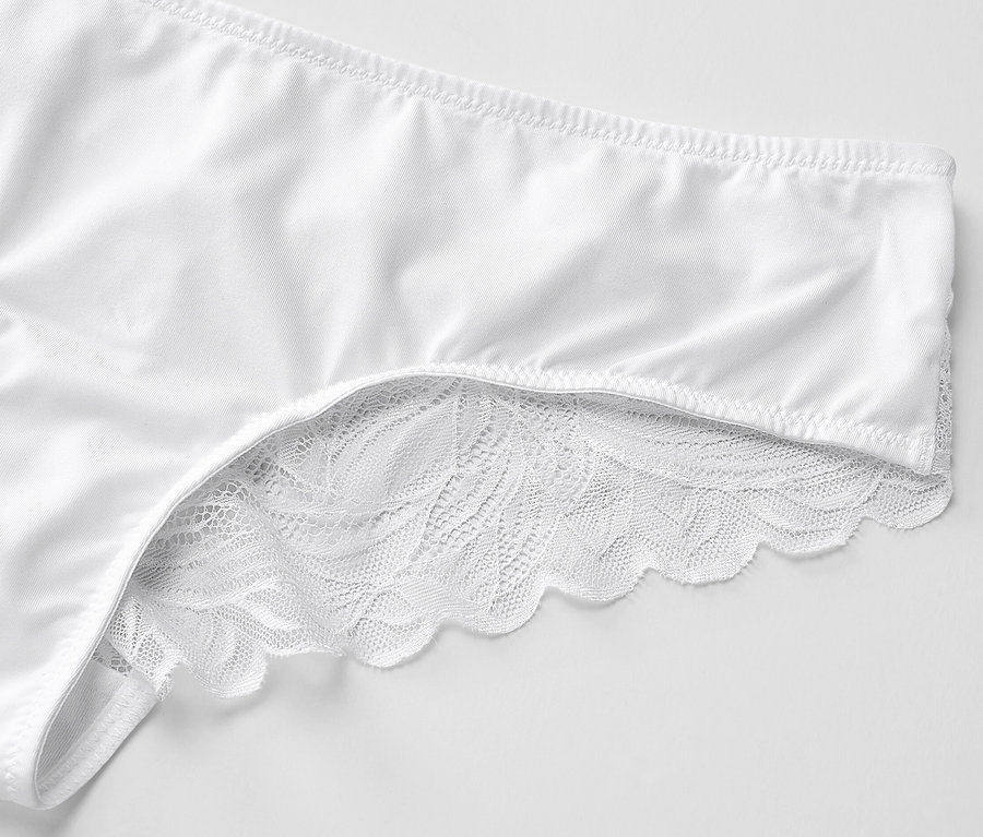 Dantel detaylı beyaz Brezilya slip külotun yakın çekim görüntüsü.