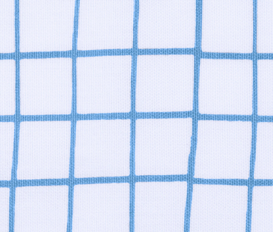 Beyaz zemin üzerinde mavi karelerden oluşan baskılı organik pamuklu şerit örtü yakın çekim.