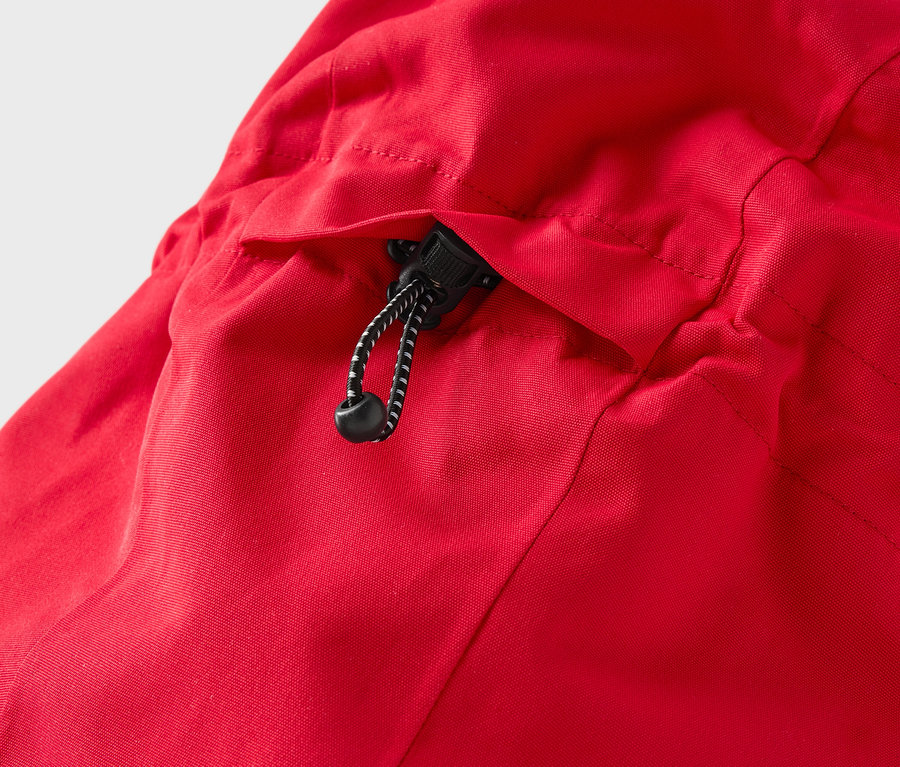 Kapüşonlu ve büzgülü kırmızı bir ceketin detayı.