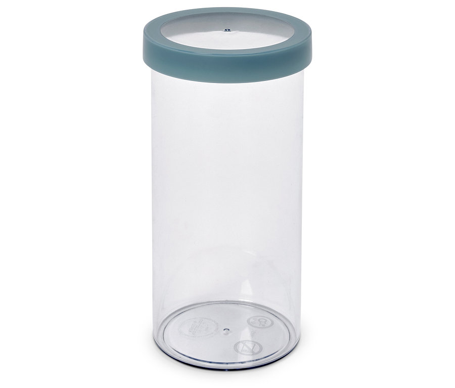 Mavi-gri kapaklı boş, şeffaf plastik kap.