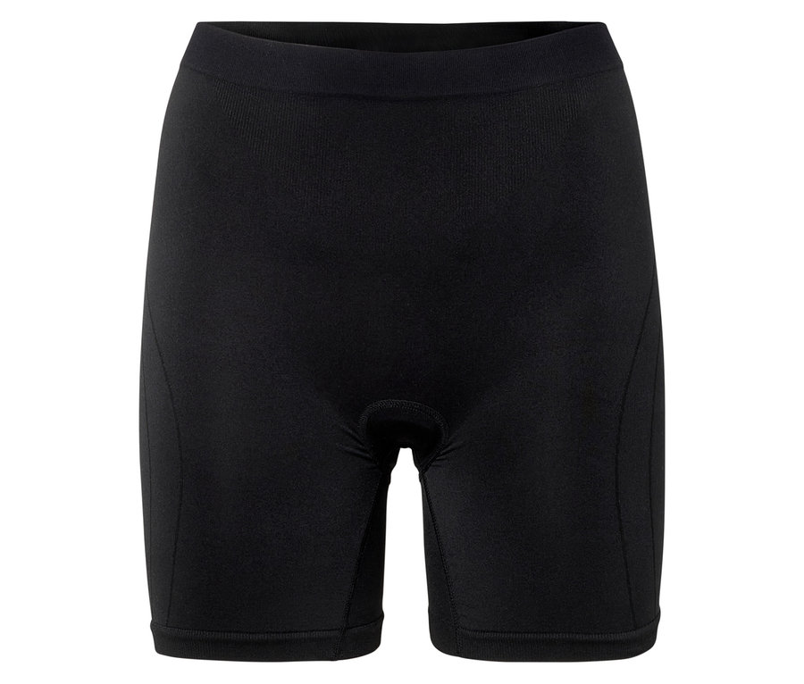 Beyaz arka plan önünde siyah biker şortunun yakın çekimi.