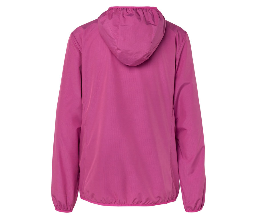 Pembe kapüşonlu bir ceketin arka görünümü.