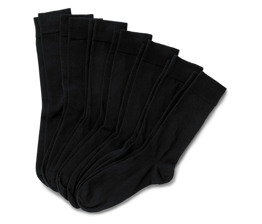 Üst üste yığılmış birkaç siyah çorap.