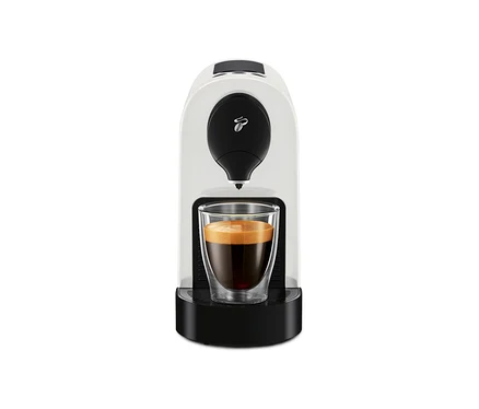 Bir fincan kahve ile beyaz Cafissimo pure+ kahve makinesi.