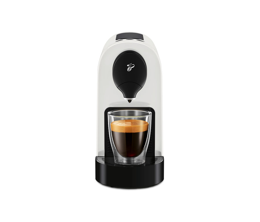 Bir fincan kahve ile beyaz Cafissimo pure+ kahve makinesi.