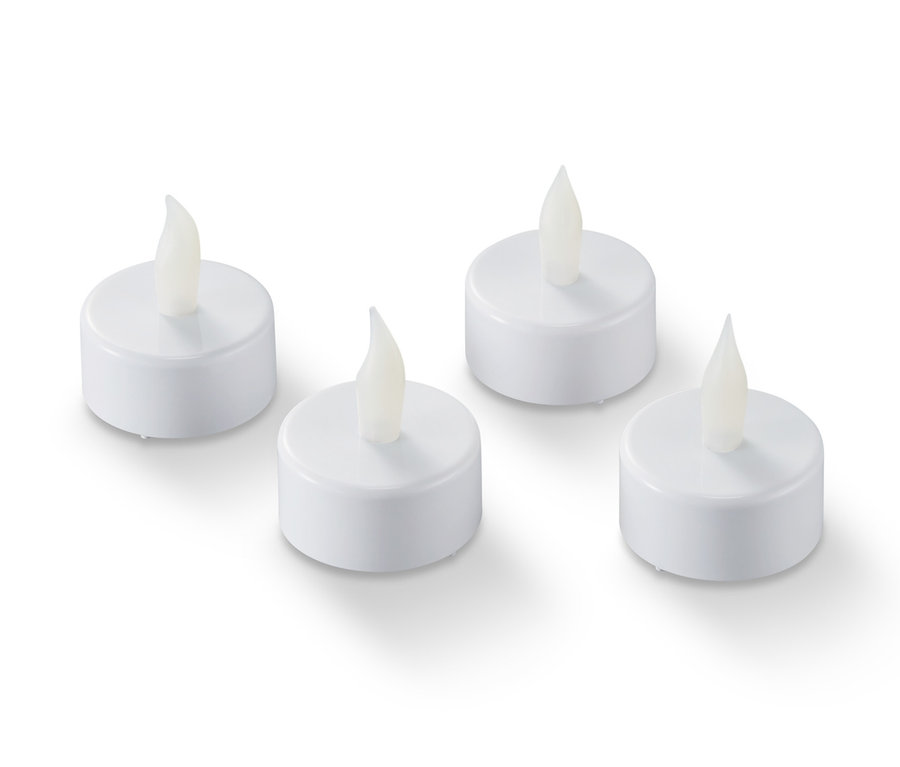 Beyaz bir arka plan üzerinde dört adet LED Tealight Mum.