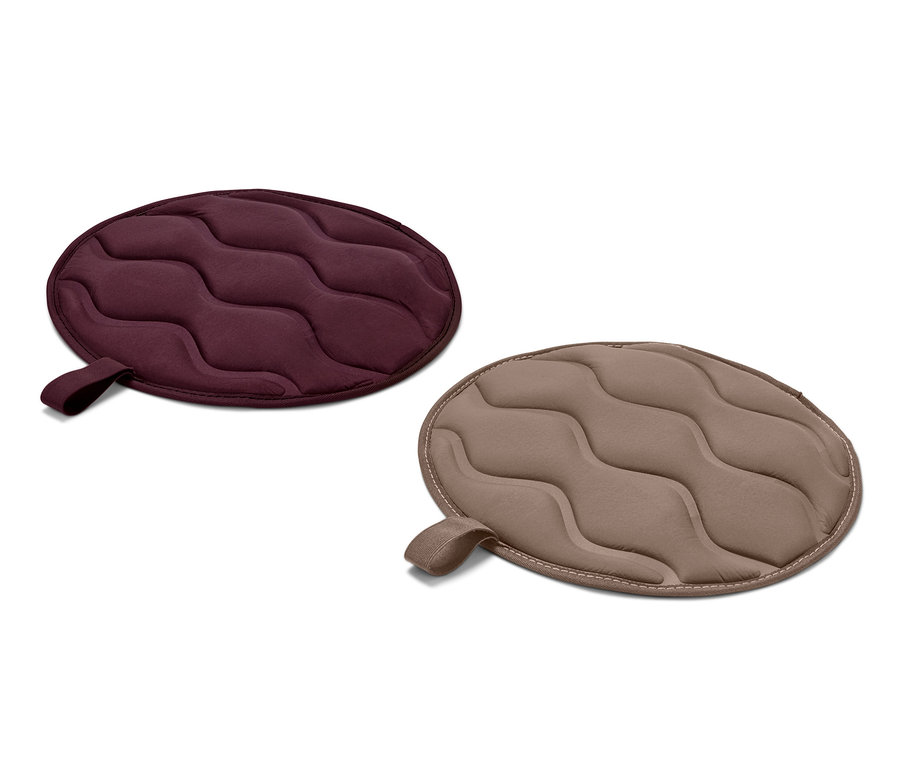 İki adet yuvarlak, katlanabilir termal oturma minderi. Bir tanesi bordo, diğeri bej renginde.