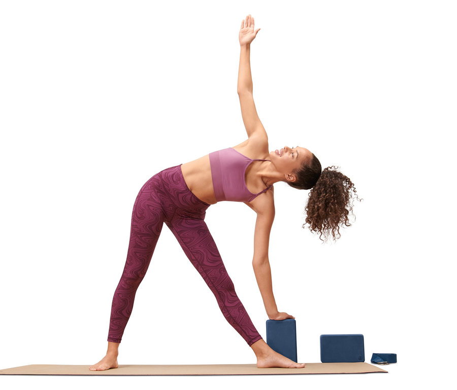 Kadın bir yoga seti ile yoga yapıyor