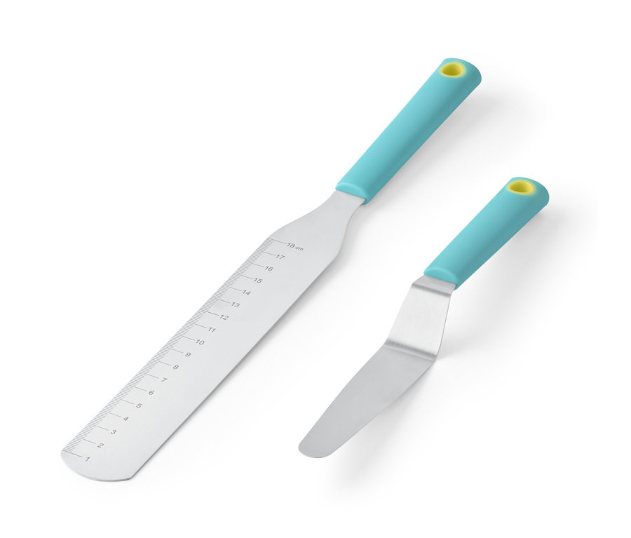 Mavi saplı ve ucunda sarı bir delik bulunan iki adet pasta spatulası.