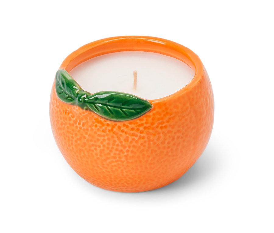 Turuncu bir kapta limon kokulu mum.