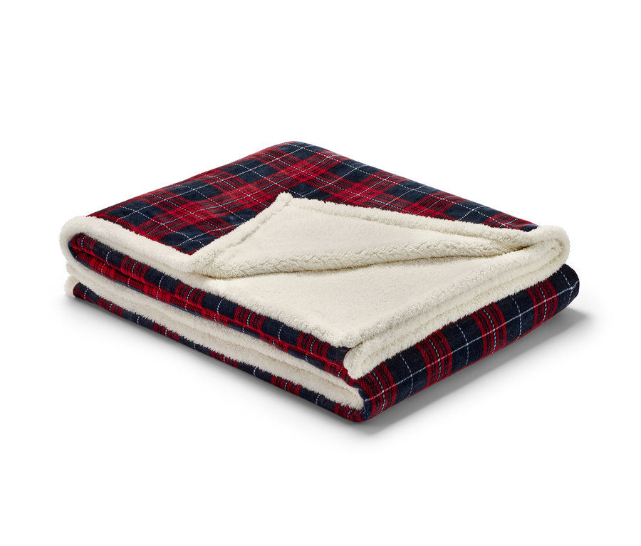 Katlanmış, kırmızı, mavi ve beyaz ekose desenli, krem rengi şerpa astarlı Çift Taraflı Battaniye.