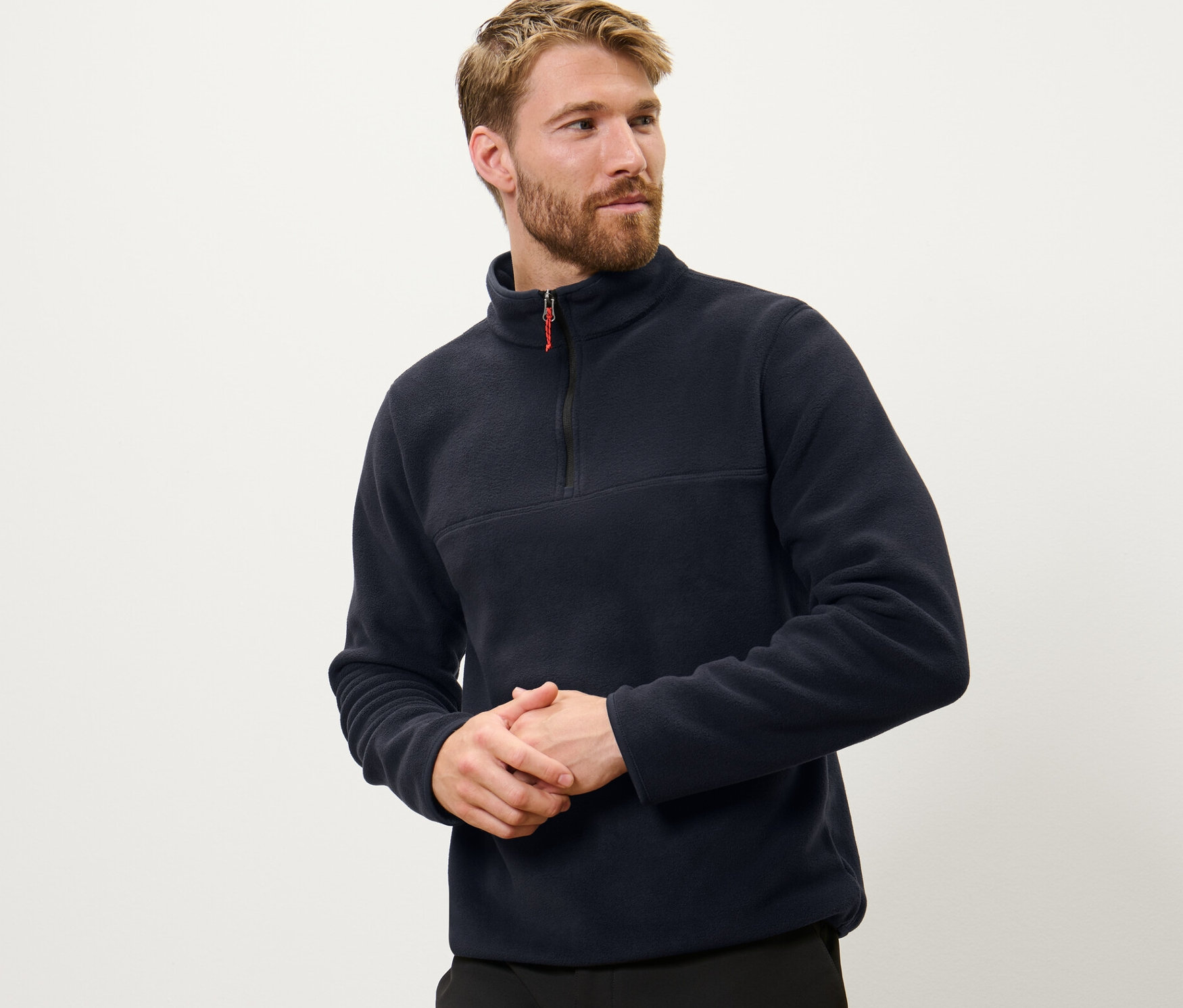 Adam Polar Kazak giyiyor