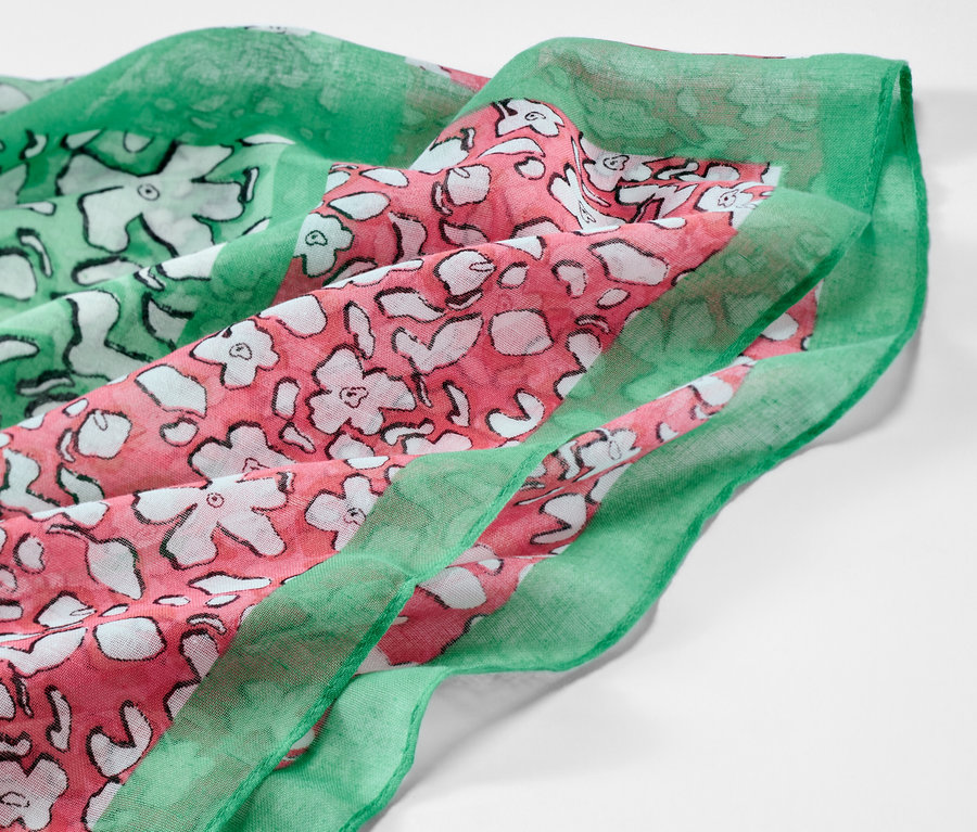 Yeşil ve pembe çiçek desenli baskılı tulum şalın yakın çekimi.