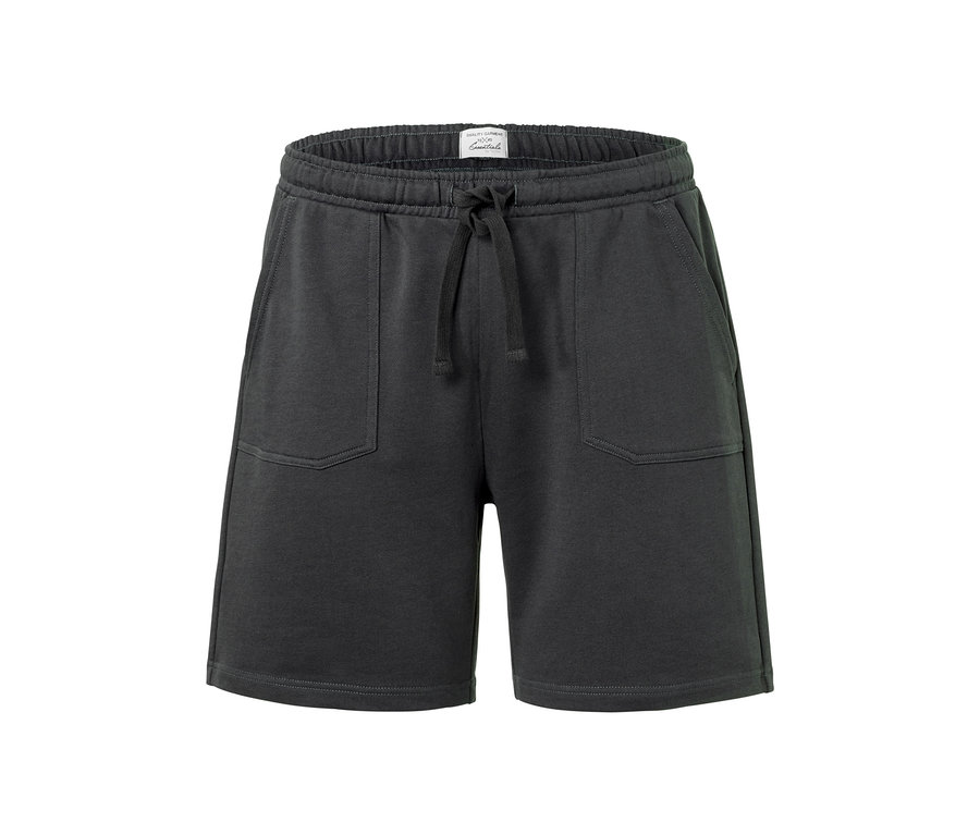 Sweat şortun yakın çekimi.