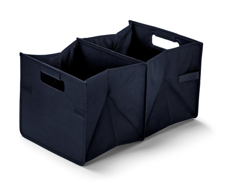 Üç bölmesi ve kulpları olan açık bir katlanabilir bagaj kutusu.