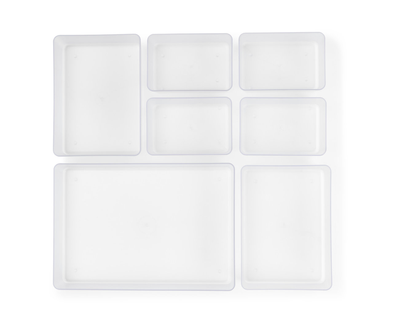 Şeffaf çekmece düzenleyici setinin üstten görünümü.