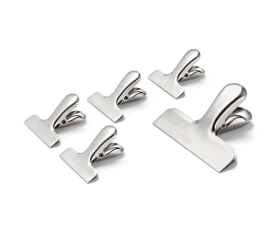 Beyaz bir arka plan üzerinde duran beş adet Paslanmaz Çelik Aroma Koruyucu Klips.
