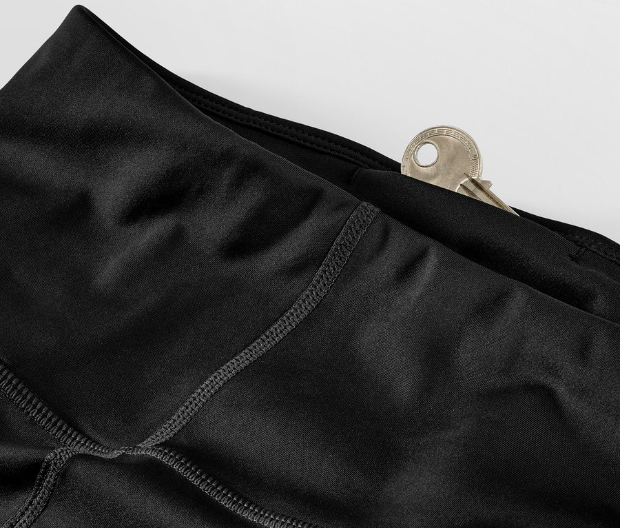 Cebinde anahtar olan siyah spor tayt detayı.