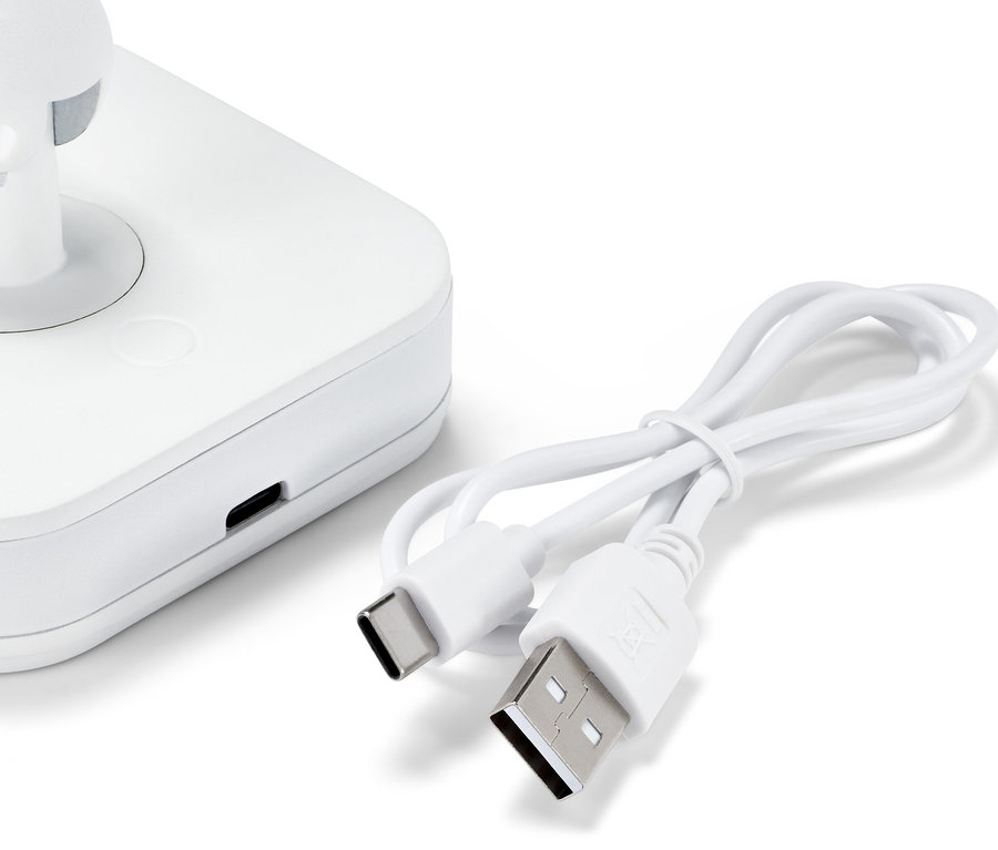 Spotlu ve şarj kablolu beyaz bir LED gece lambasının yakın çekimi. Şarjlı Spotlu LED Gece Lambası.