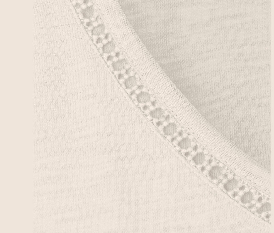 Krem beyaz modal karışımlı, dantel detaylı tişörtün yakın çekimi.