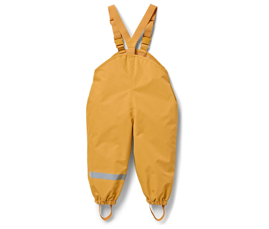 Bacak kısmında reflektörlü şerit bulunan, askılı, altın rengi çocuk yağmur pantolonu.