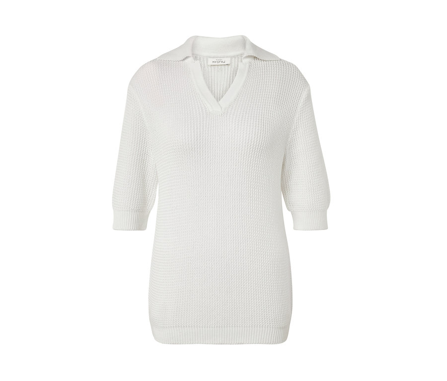 Kısa kollu ve yakalı beyaz yazlık örgü kazak.